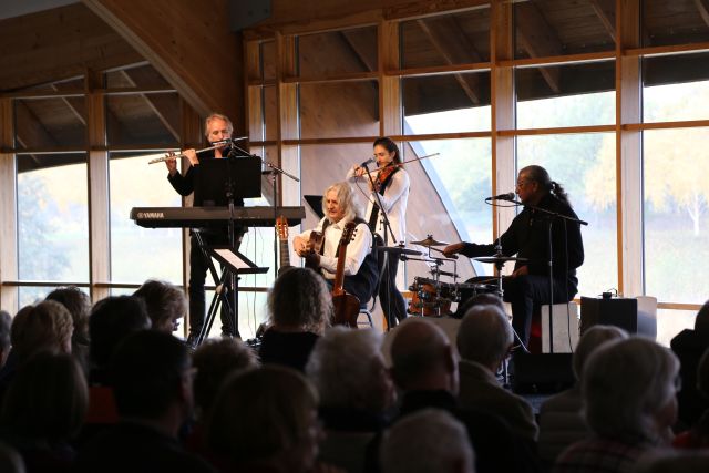 Konfirmanden besuchen Gottesdienst im Expo-Wal