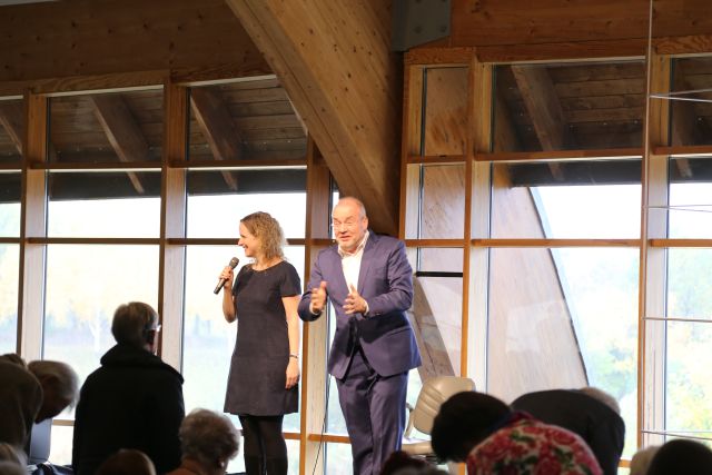 Konfirmanden besuchen Gottesdienst im Expo-Wal