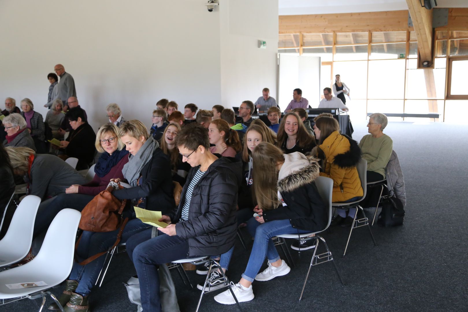 Konfirmanden besuchen Gottesdienst im Expo-Wal