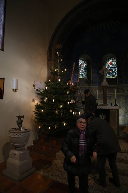 Aufstellen des Weihnachtsbaumes