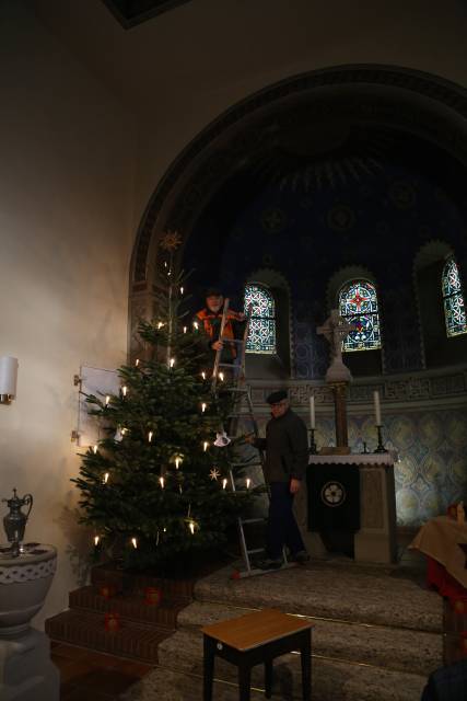 Aufstellen des Weihnachtsbaumes