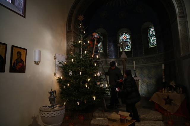 Aufstellen des Weihnachtsbaumes