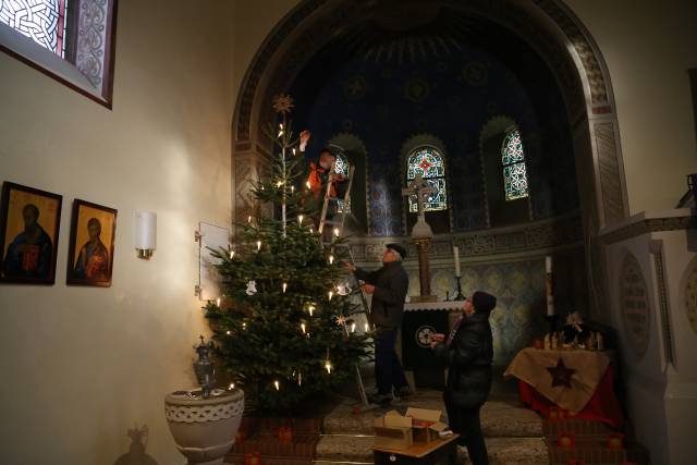 Aufstellen des Weihnachtsbaumes