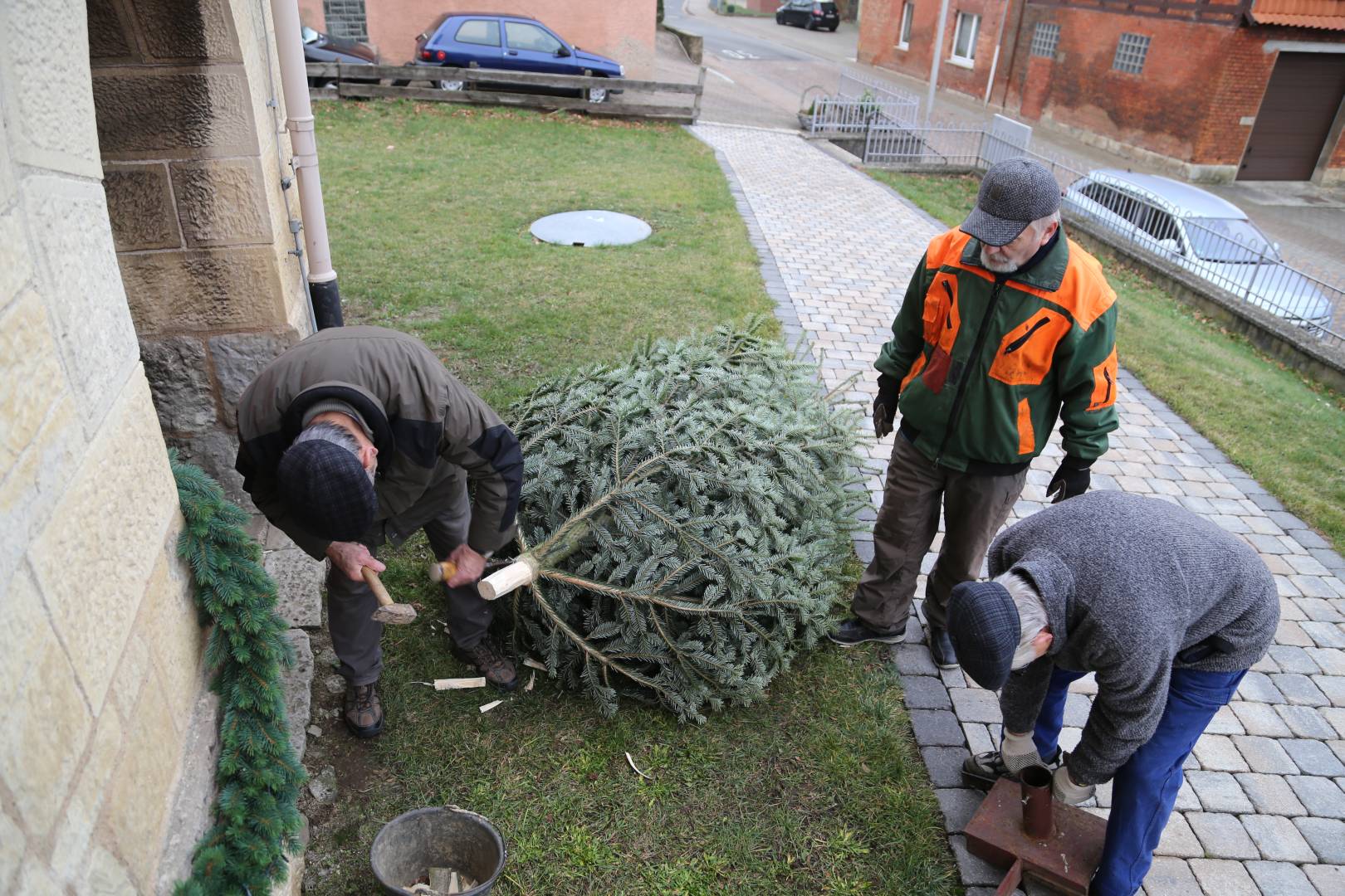 Aufstellen des Weihnachtsbaumes