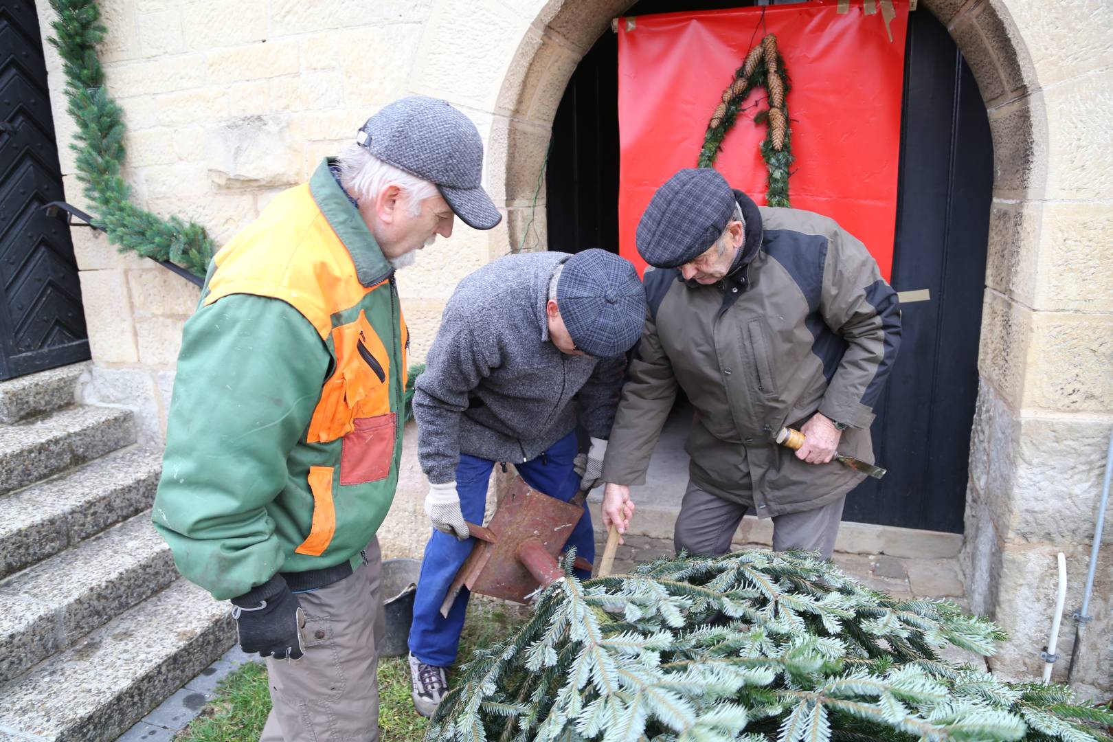 Aufstellen des Weihnachtsbaumes