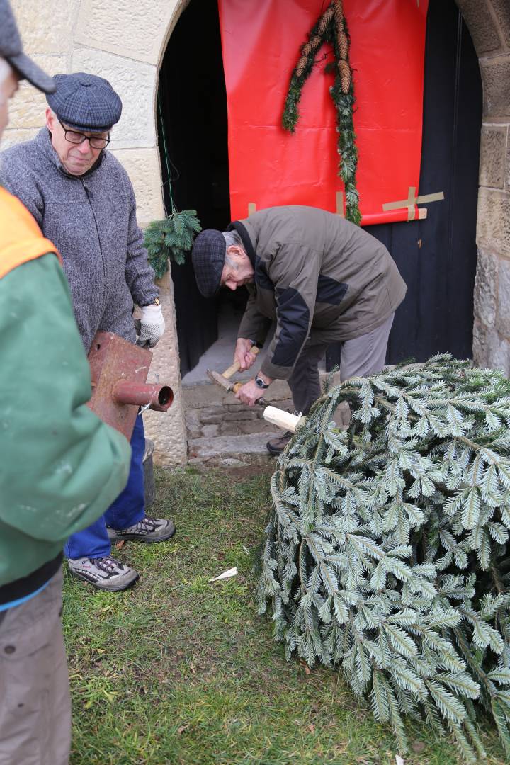 Aufstellen des Weihnachtsbaumes