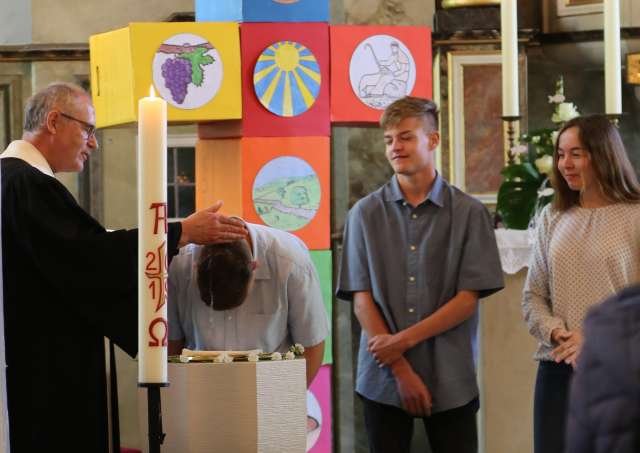 Taufe der Konfirmanden Dana, Jannis und Mikka Glenewinkel im Abendmahlsgottesdienst