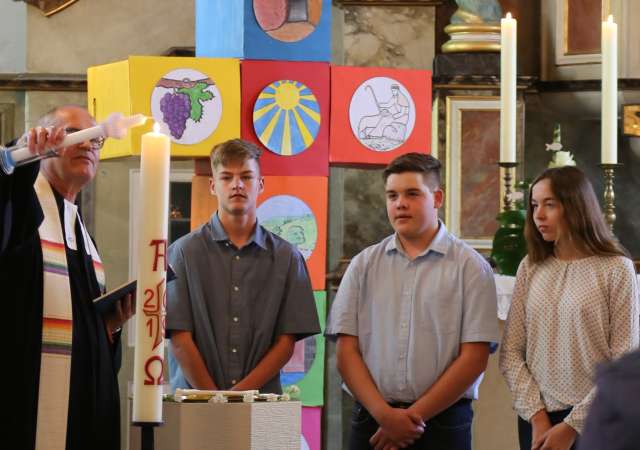 Taufe der Konfirmanden Dana, Jannis und Mikka Glenewinkel im Abendmahlsgottesdienst