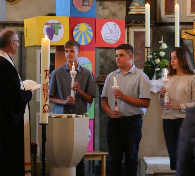 Taufe der Konfirmanden Dana, Jannis und Mikka Glenewinkel im Abendmahlsgottesdienst