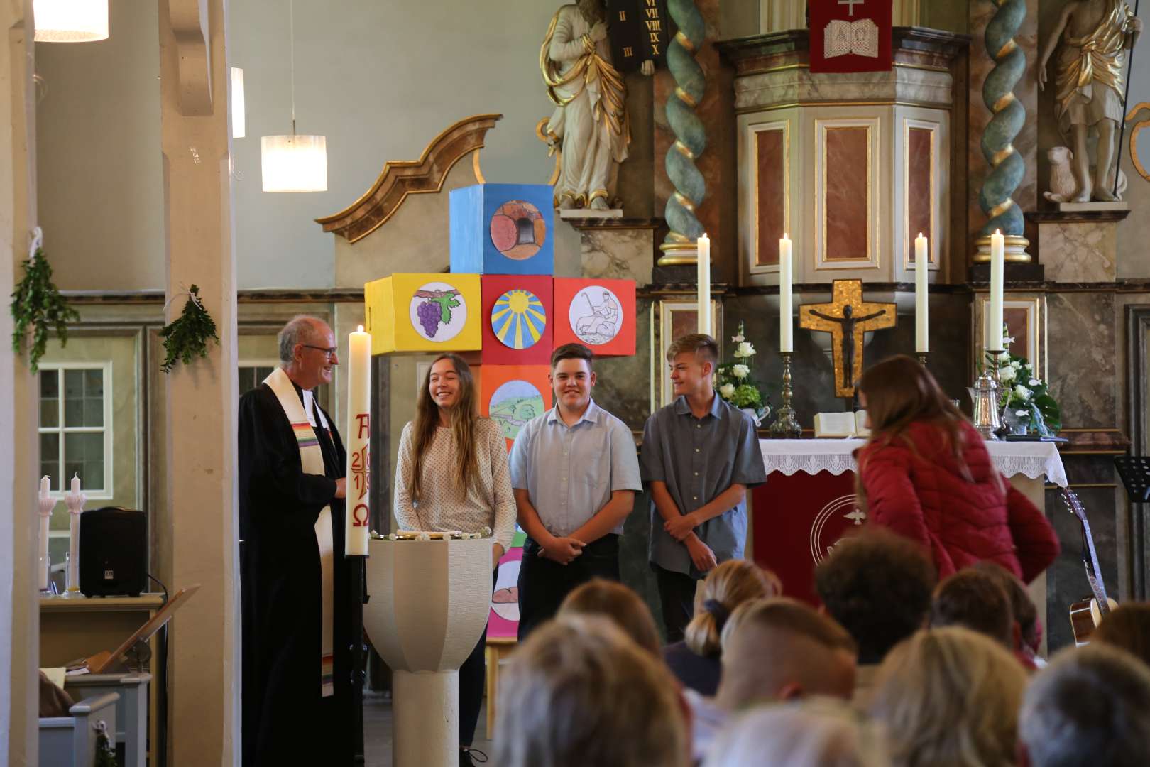 Taufe der Konfirmanden Dana, Jannis und Mikka Glenewinkel im Abendmahlsgottesdienst