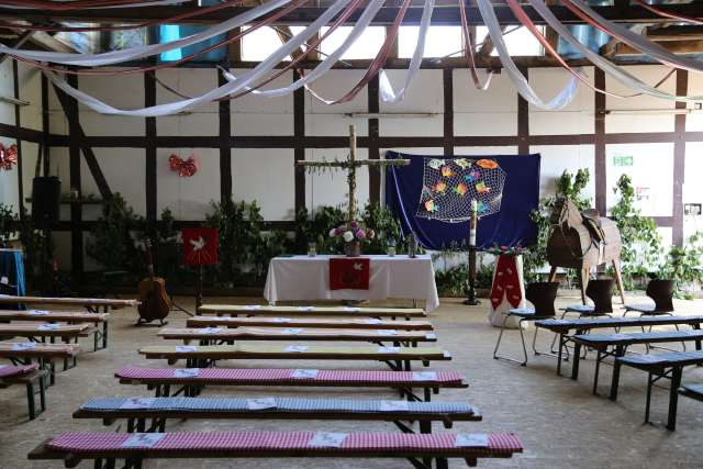 Ökumenischer Pfingstgottesdienst im Reitstall