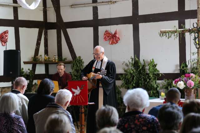 Ökumenischer Pfingstgottesdienst im Reitstall