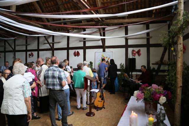 Ökumenischer Pfingstgottesdienst im Reitstall