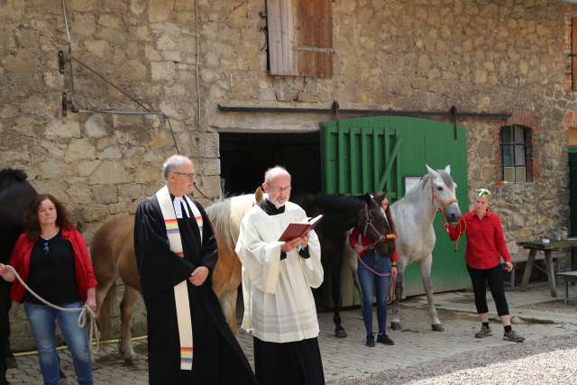 Ökumenischer Pfingstgottesdienst im Reitstall