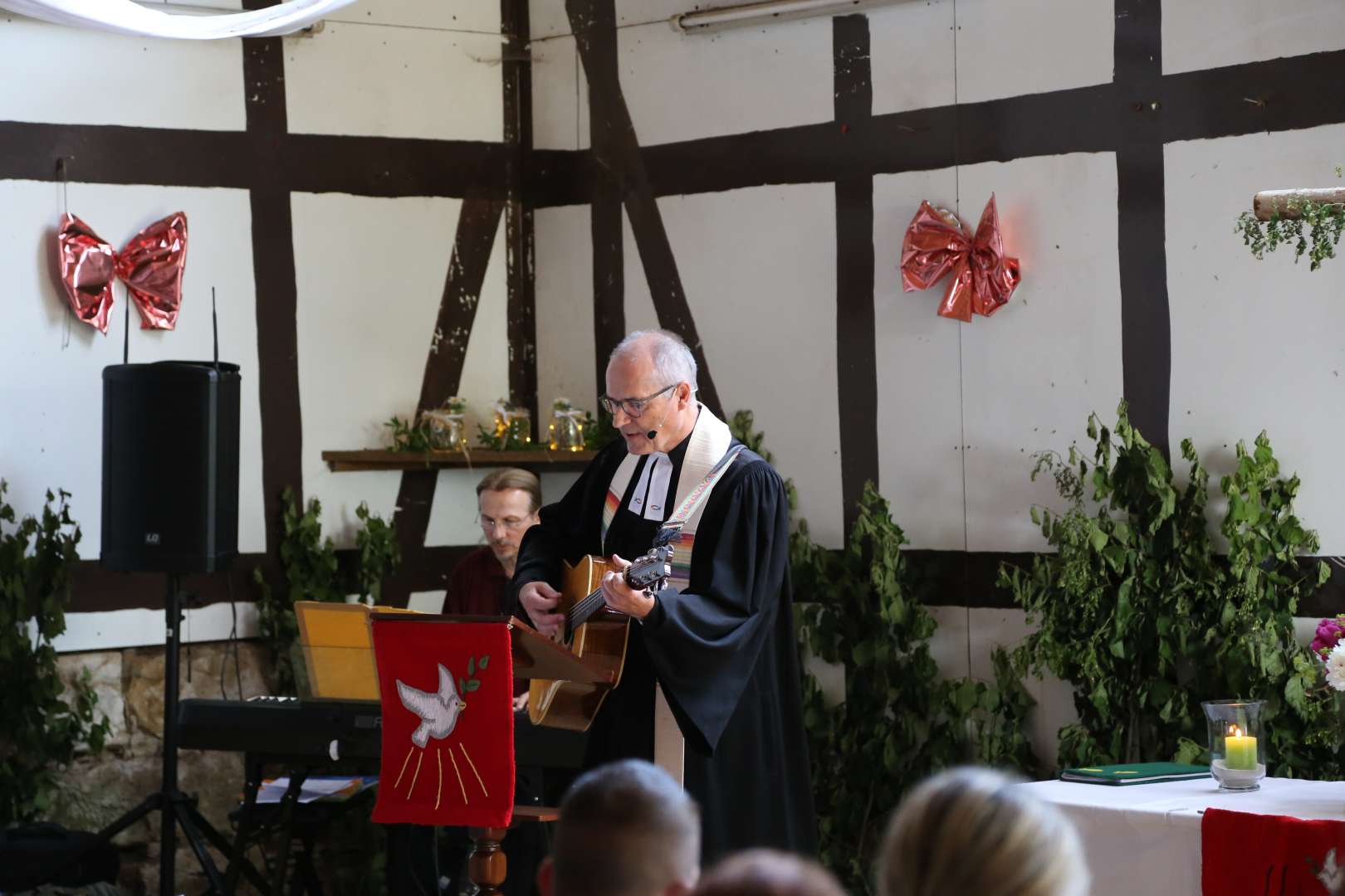 Ökumenischer Pfingstgottesdienst im Reitstall