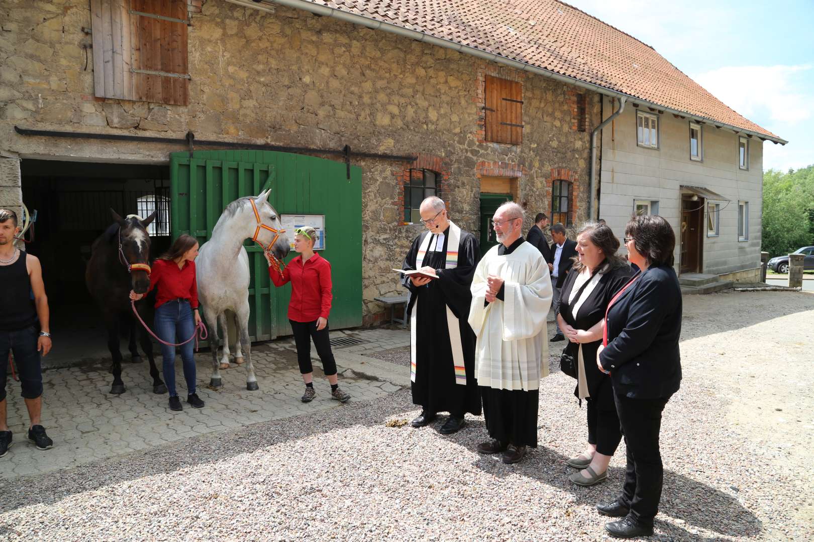 Ökumenischer Pfingstgottesdienst im Reitstall