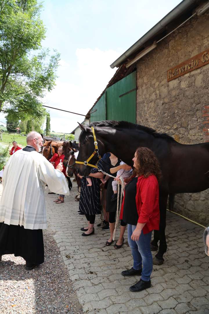 Ökumenischer Pfingstgottesdienst im Reitstall