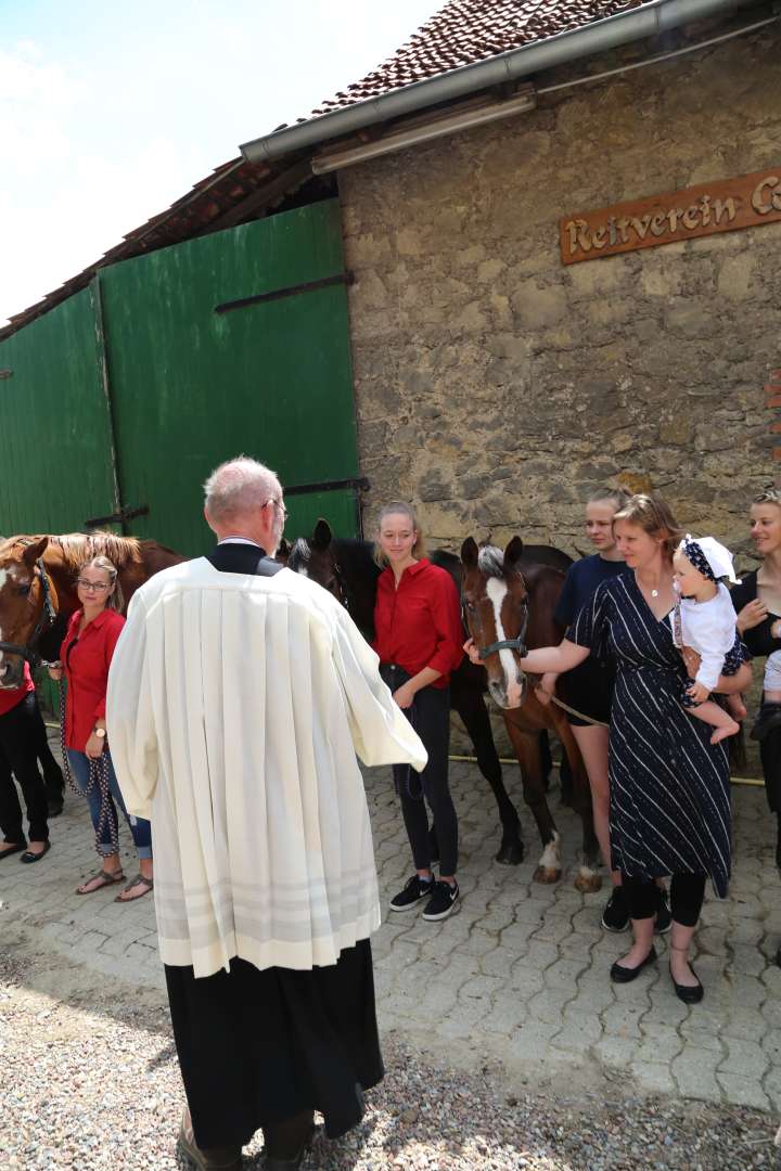 Ökumenischer Pfingstgottesdienst im Reitstall