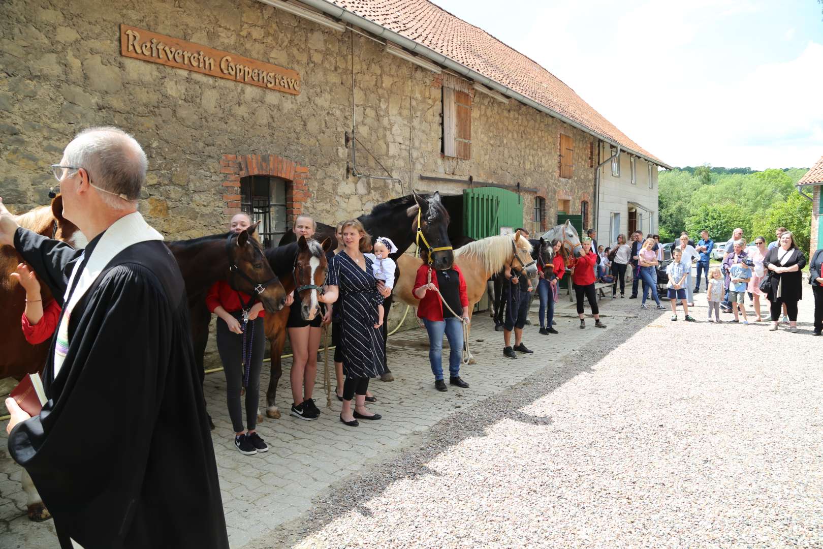 Ökumenischer Pfingstgottesdienst im Reitstall