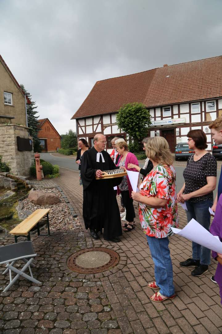 3, Sommerkirche unterwegs zu den Quellen in Fölziehausen