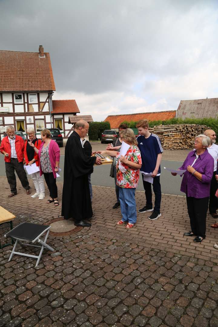 3, Sommerkirche unterwegs zu den Quellen in Fölziehausen