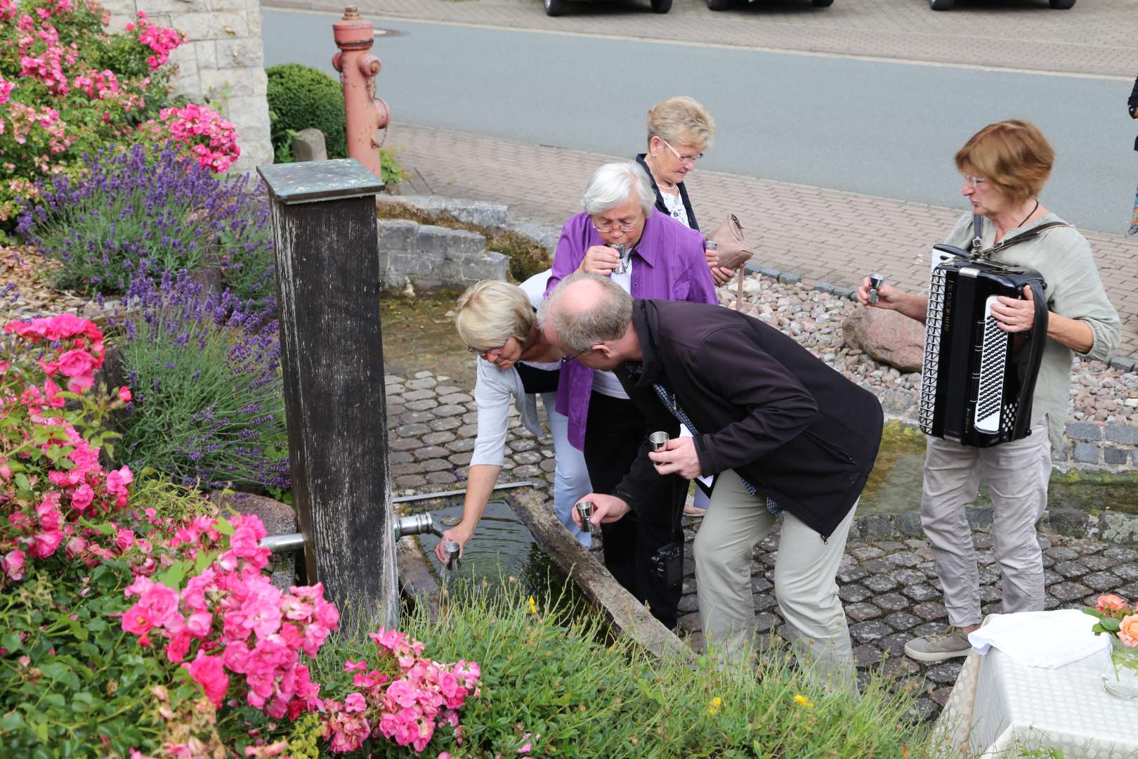 3, Sommerkirche unterwegs zu den Quellen in Fölziehausen