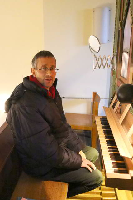 Organist Herr Willmer spielt in der St. Franziskuskirche