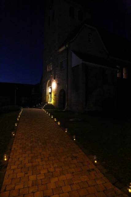 Lichtergottesdienst in der St. Franziskuskirche und Auftakt des "Lebendigen Adventskalenders"