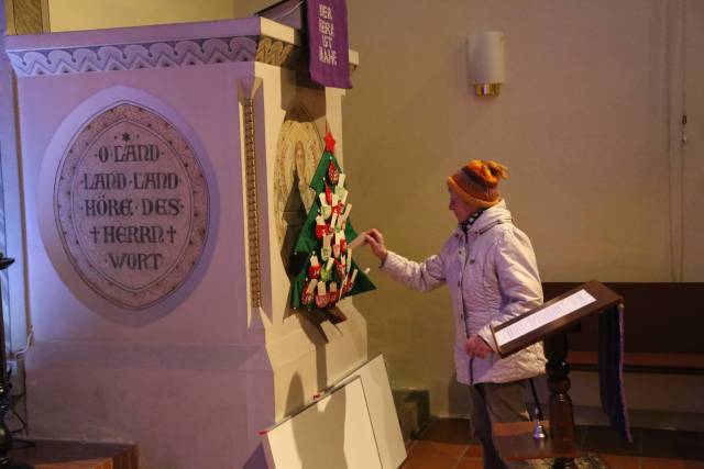 Lichtergottesdienst in der St. Franziskuskirche und Auftakt des "Lebendigen Adventskalenders"