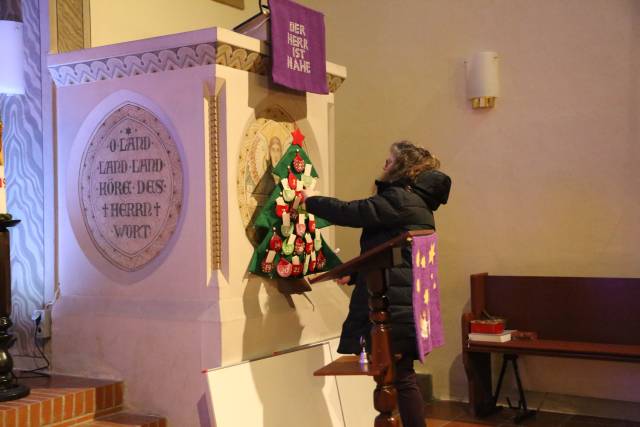 Lichtergottesdienst in der St. Franziskuskirche und Auftakt des "Lebendigen Adventskalenders"