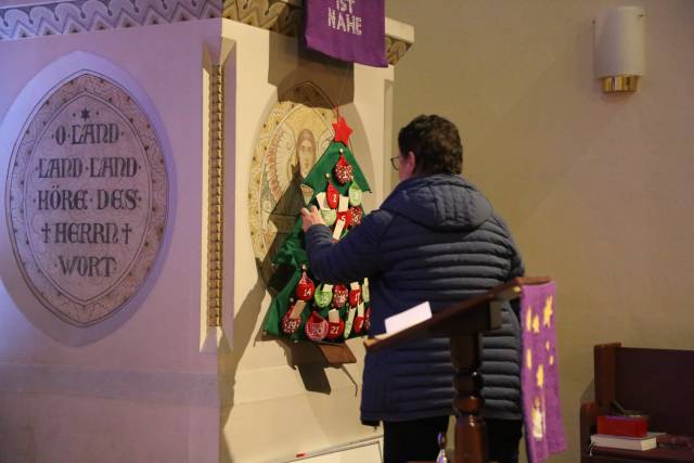 Lichtergottesdienst in der St. Franziskuskirche und Auftakt des "Lebendigen Adventskalenders"