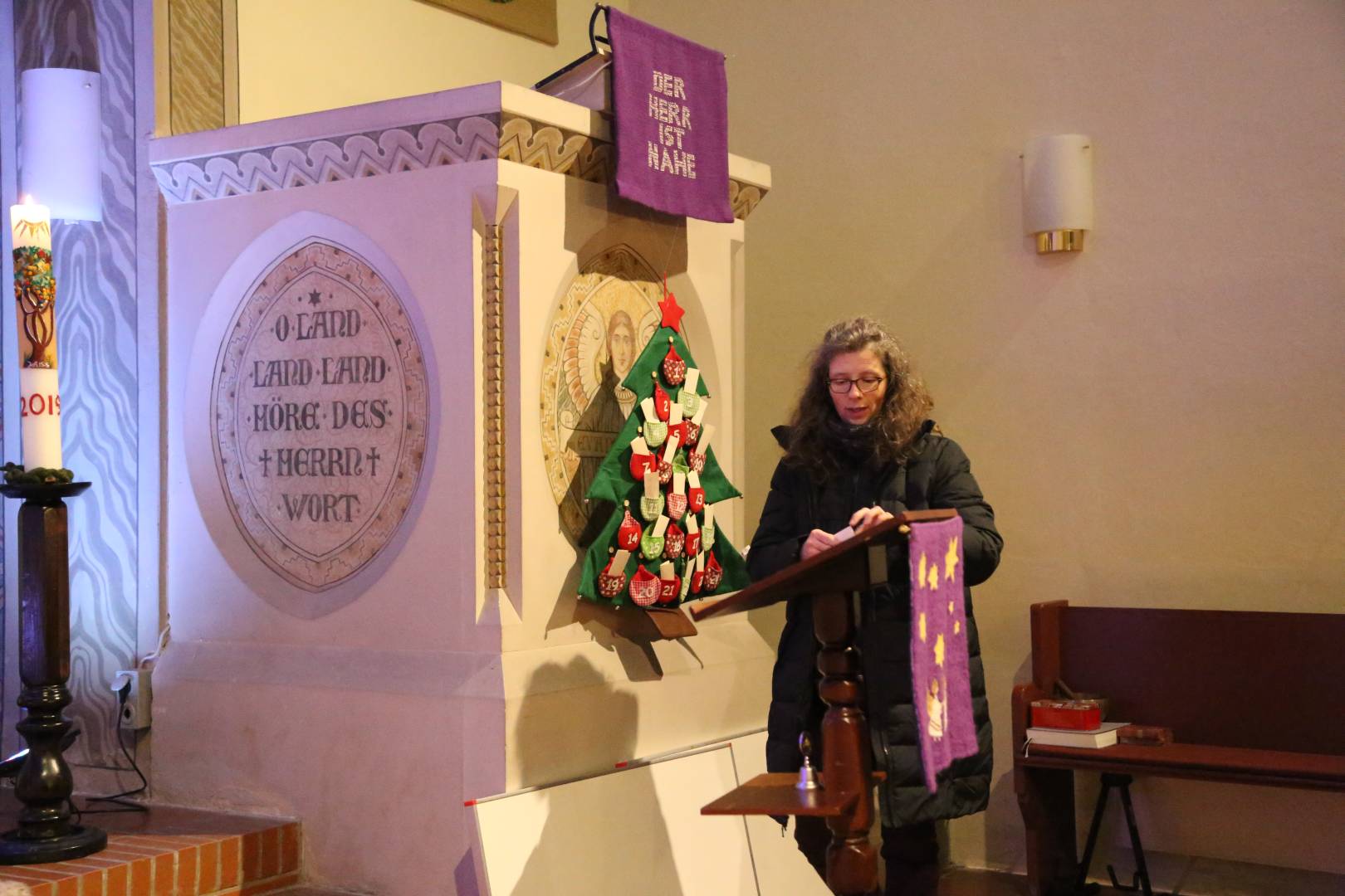 Lichtergottesdienst in der St. Franziskuskirche und Auftakt des "Lebendigen Adventskalenders"