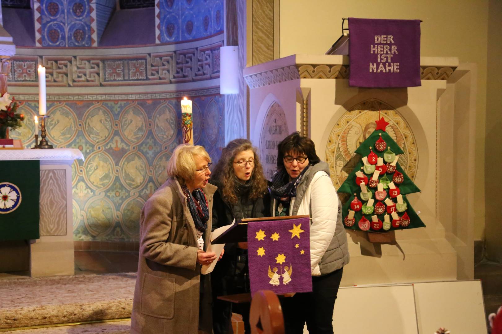 Lichtergottesdienst in der St. Franziskuskirche und Auftakt des "Lebendigen Adventskalenders"