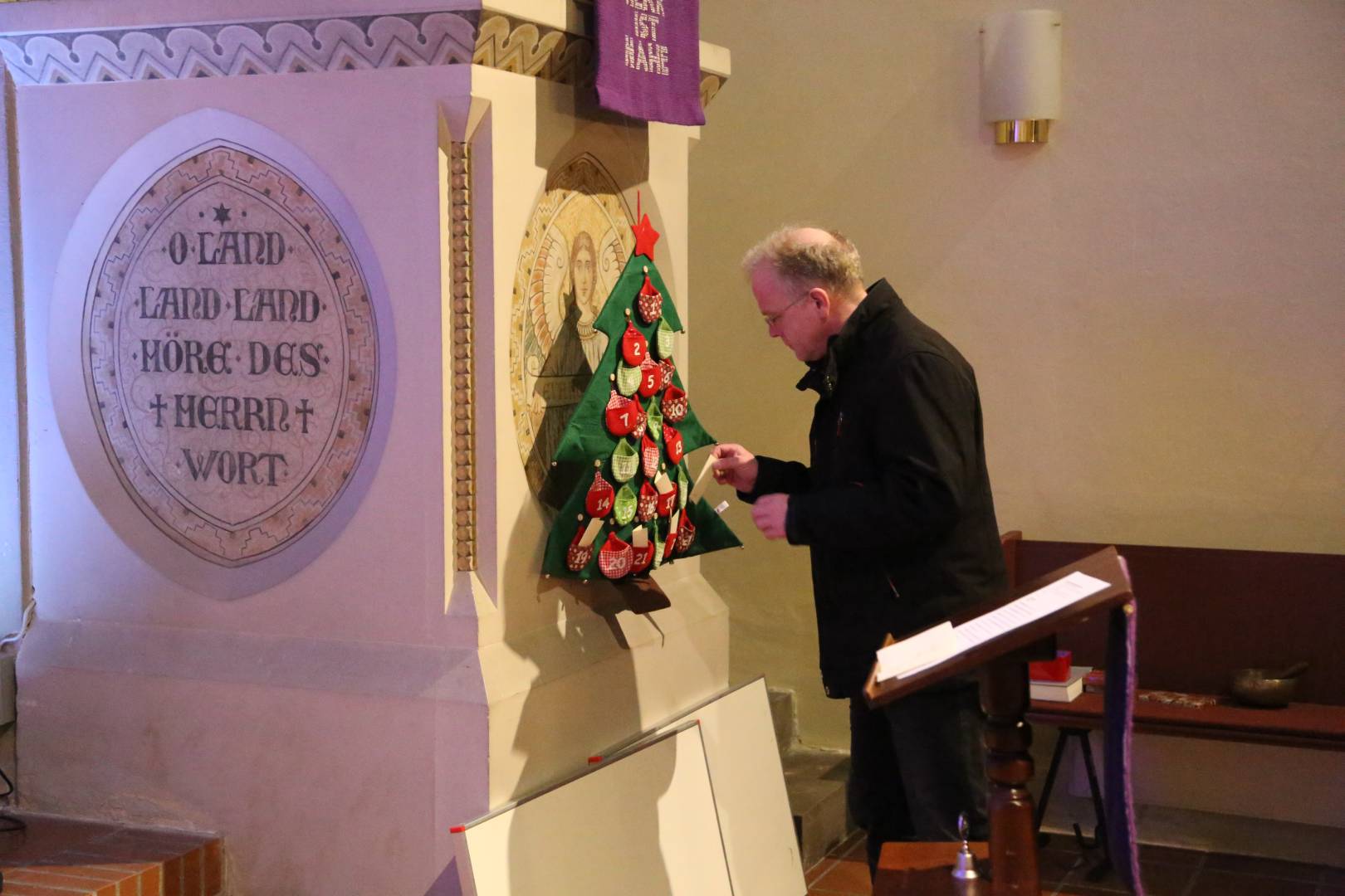 Lichtergottesdienst in der St. Franziskuskirche und Auftakt des "Lebendigen Adventskalenders"