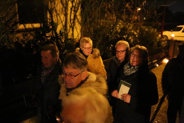 2. Türchen des "Lebendigen Adventskalenders" bei Familie Sawatzky/Heuer