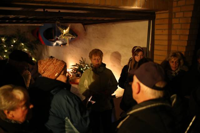 2. Türchen des "Lebendigen Adventskalenders" bei Familie Sawatzky/Heuer