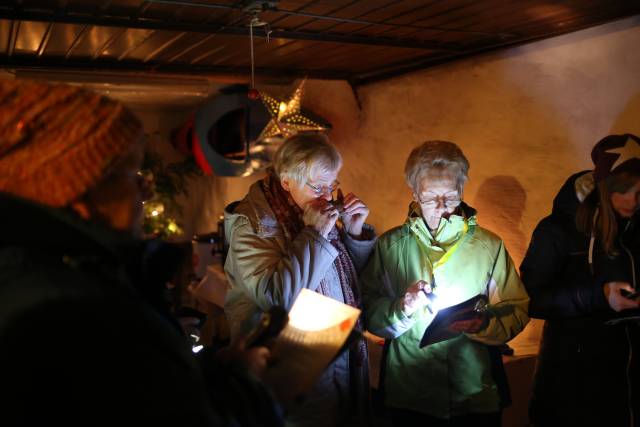 2. Türchen des "Lebendigen Adventskalenders" bei Familie Sawatzky/Heuer