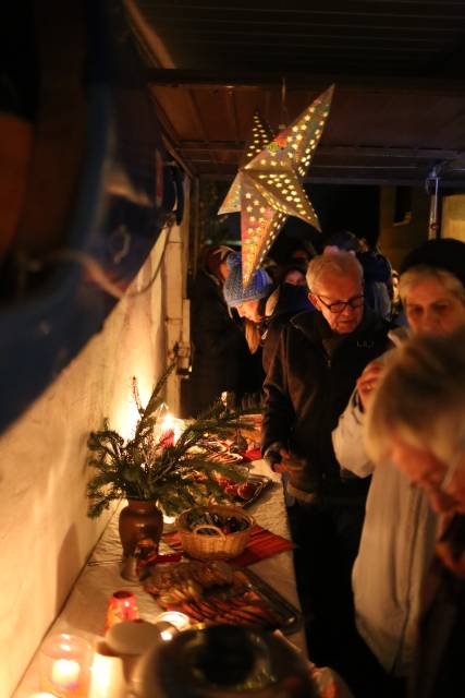 2. Türchen des "Lebendigen Adventskalenders" bei Familie Sawatzky/Heuer