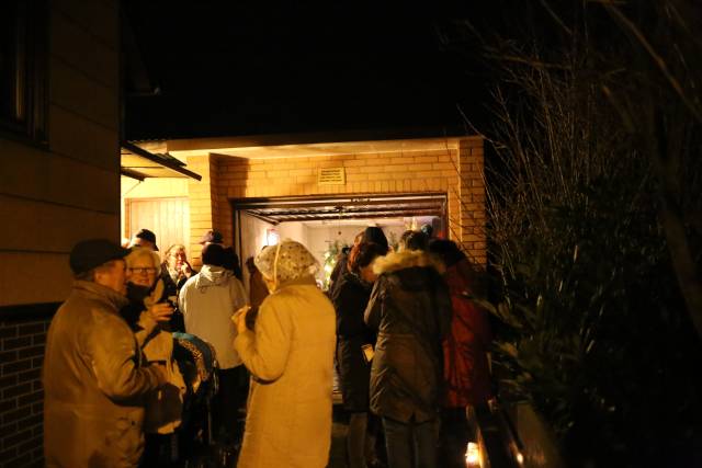 2. Türchen des "Lebendigen Adventskalenders" bei Familie Sawatzky/Heuer