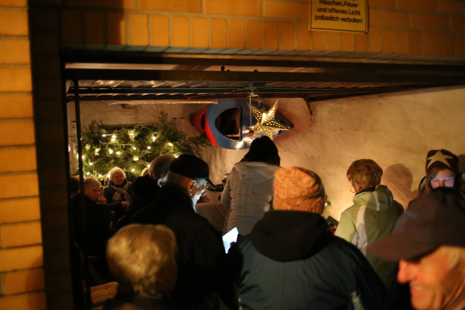 2. Türchen des "Lebendigen Adventskalenders" bei Familie Sawatzky/Heuer