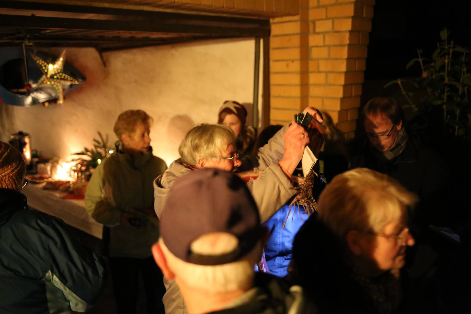 2. Türchen des "Lebendigen Adventskalenders" bei Familie Sawatzky/Heuer