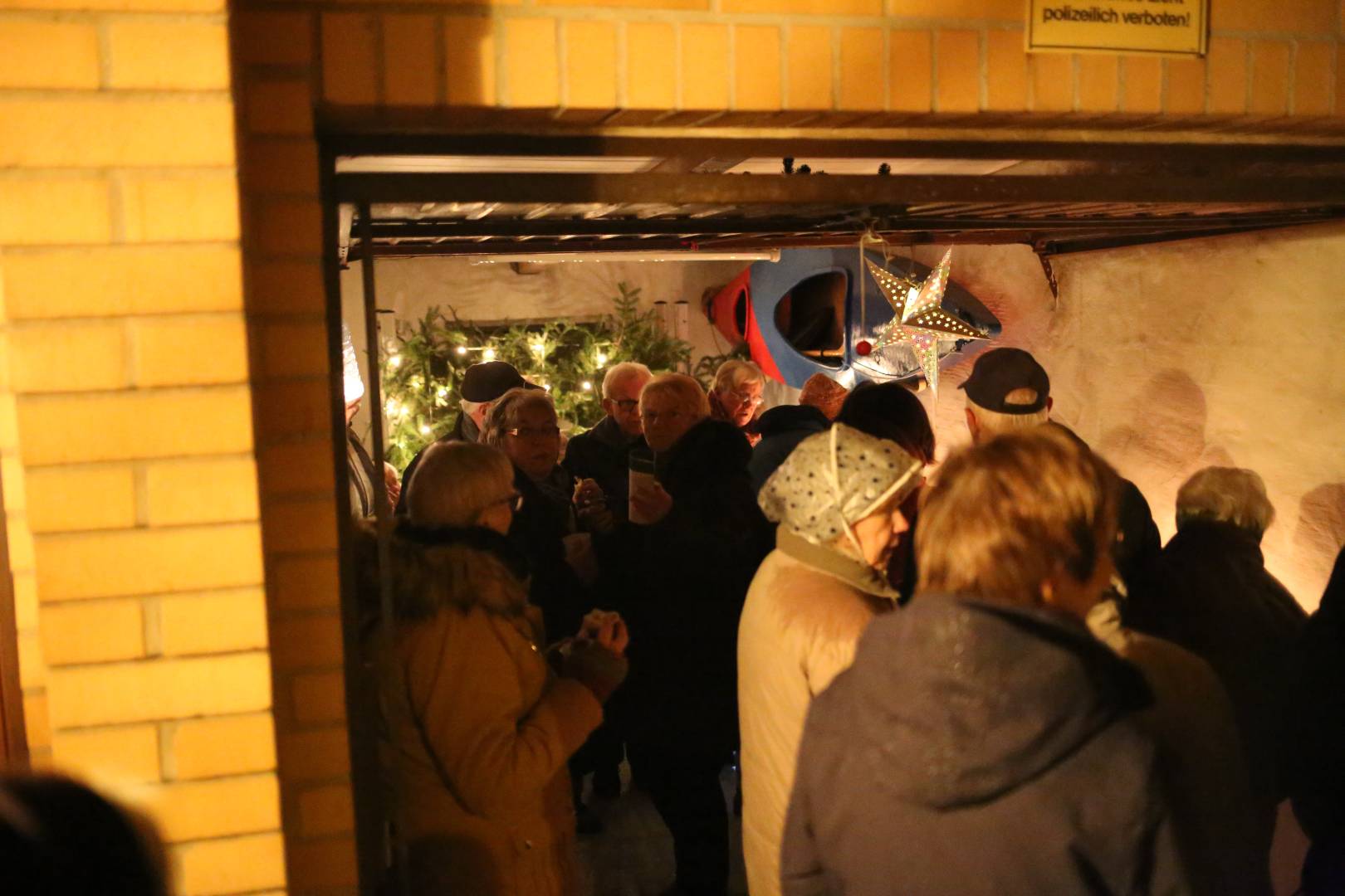 2. Türchen des "Lebendigen Adventskalenders" bei Familie Sawatzky/Heuer