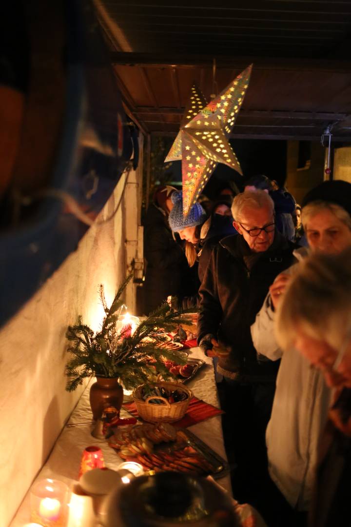 2. Türchen des "Lebendigen Adventskalenders" bei Familie Sawatzky/Heuer