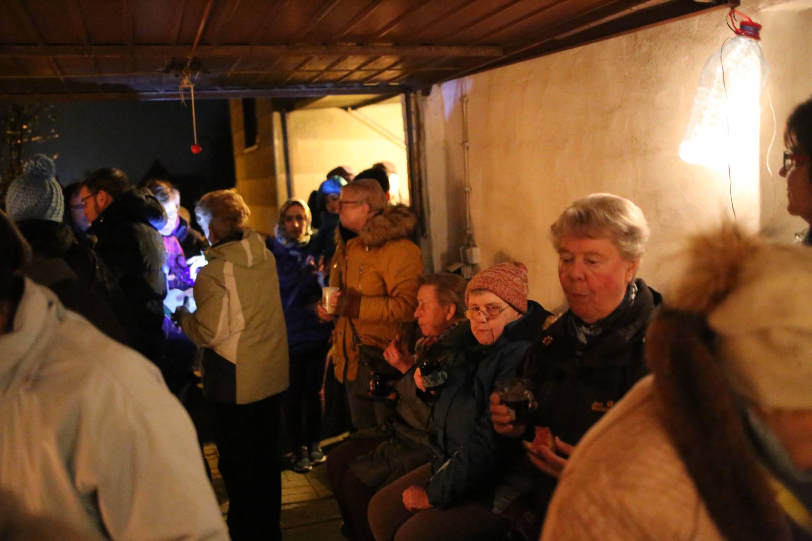 2. Türchen des "Lebendigen Adventskalenders" bei Familie Sawatzky/Heuer