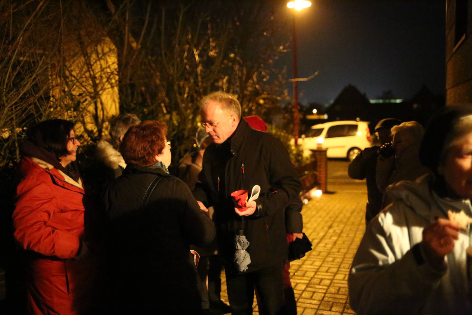 2. Türchen des "Lebendigen Adventskalenders" bei Familie Sawatzky/Heuer