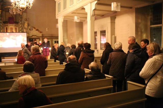 8. Türchen des "Lebendigen Adventskalenders" im Lichtergottesdienst in Duingen