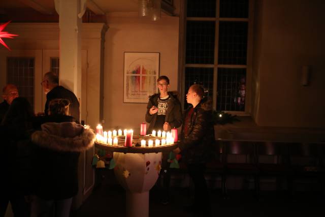 8. Türchen des "Lebendigen Adventskalenders" im Lichtergottesdienst in Duingen