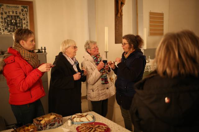 12. Türchen des "Lebendigen Adventskalenders" in der Allerheiligenkapelle in Capellenhagen