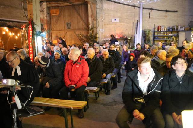 Scheunengottesdienst und 15. Türchen des "Lebendigen Adventskalenders"