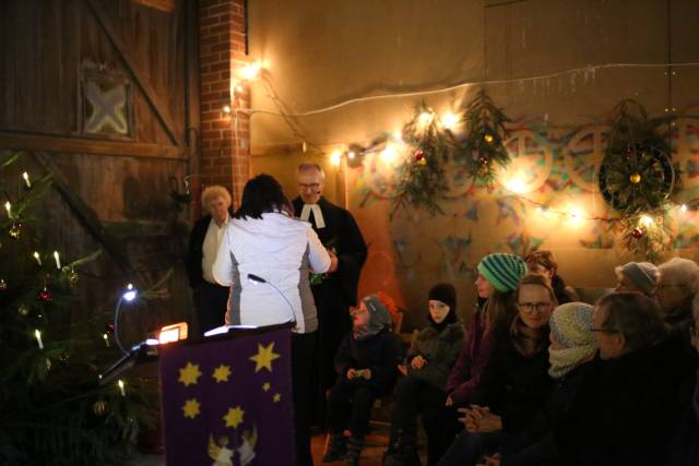 Scheunengottesdienst und 15. Türchen des "Lebendigen Adventskalenders"